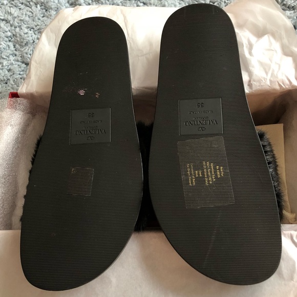 VALENTINO ROCKSTUD FLAT FUR SLIDE 🖤🖤🖤 - Picture 5 of 5